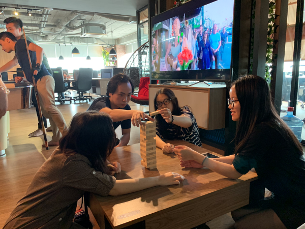 Rút gỗ Jenga hồi hộp nghẹt thở