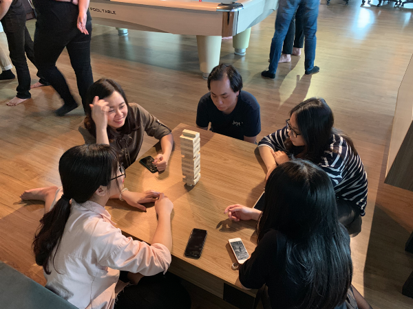 Rút gỗ Jenga hồi hộp nghẹt thở