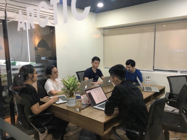 Các interviewers họp sau mỗi cuộc phỏng vấn