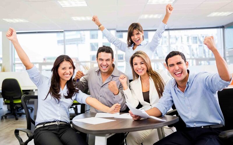 Nhân viên đoàn kết, giúp đỡ lẫn nhau sẽ giúp bạn có thêm nhiều kinh nghiệm làm việc