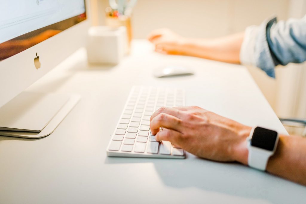 Nội dung email cũng không nên quá dài dòng, mà nên tập trung vào vấn đề chính (Nguồn: Unsplash).