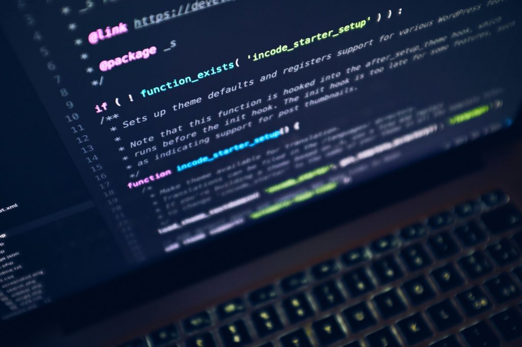 Selenium Webdriver đòi hỏi người dùng phải có kiến thức lập trình (Nguồn: unsplash.com).