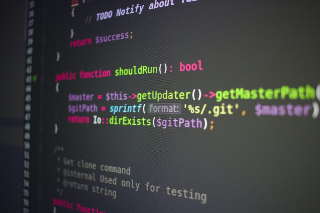 RESTful API xây dựng bằng Laravel có nhiều ưu điểm đáng kể (Nguồn: Unsplash.com).