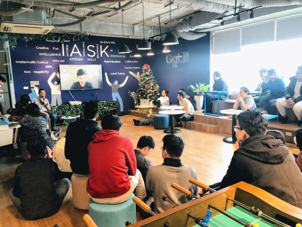All-hands Meeting là buổi họp vào sáng thứ Sáu hàng tuần của cả team Mỹ và Việt Nam